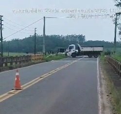 Rodovia SC 290, na divisa entre Praia Grande e São João do Sul é interditada por risco de desabamento na Ponte.