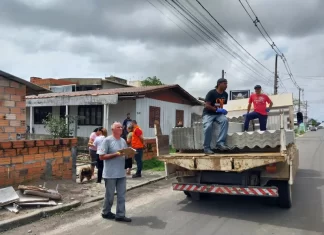 Sombrio inicia a entrega das telhas nas residências atingidas pelo tornado