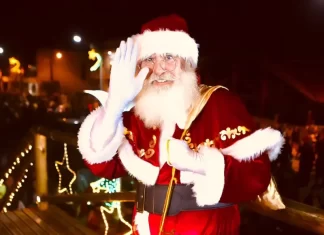 Papai Noel chega e aciona as luzes do Natal Dunas Encantadas