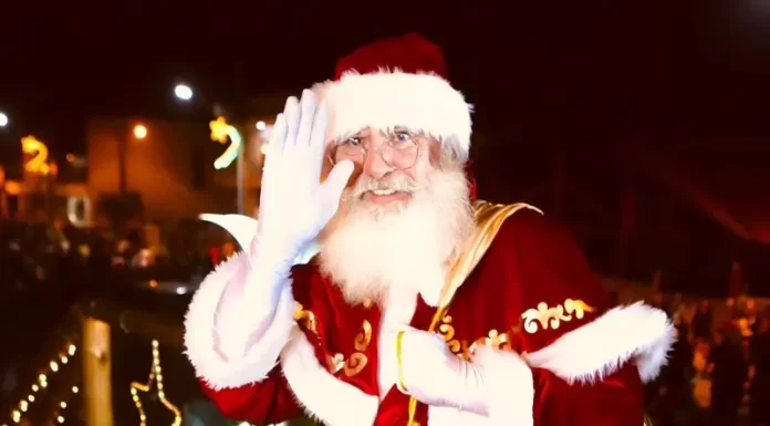 Papai Noel chega e aciona as luzes do Natal Dunas Encantadas