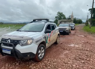 PM recupera veículo, apreende armas e munições e prende três suspeitos de assalto em Praia Grande