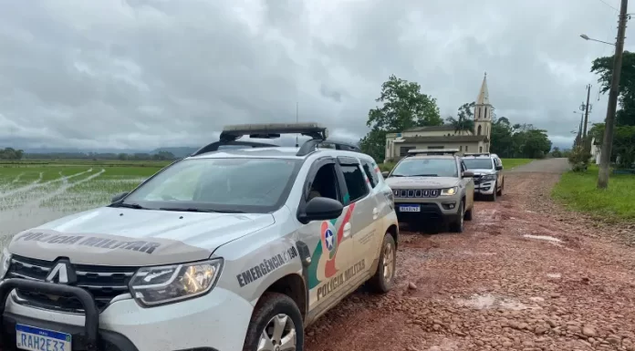 PM recupera veículo, apreende armas e munições e prende três suspeitos de assalto em Praia Grande