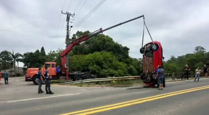 Homem morre ao cair com o carro no Rio Itoupava