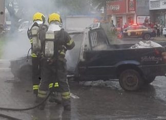 Carro é consumido pelas chamas em Santa Rosa do Sul