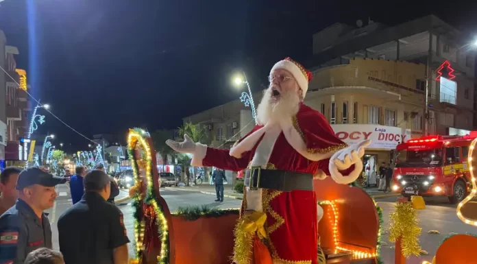 Chegada do Papai Noel encanta Sombrio em noite Inesquecível