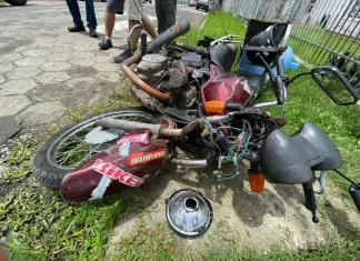 Colisão entre carro e moto deixa homem ferido em Sombrio