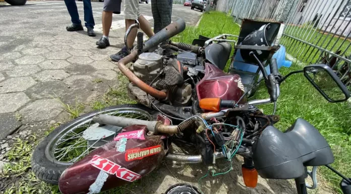 Colisão entre carro e moto deixa homem ferido em Sombrio