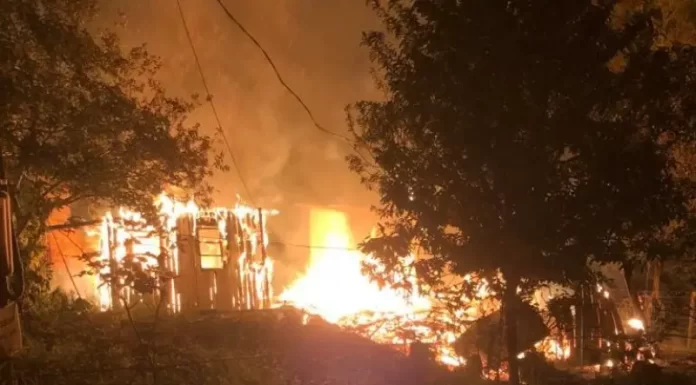Casa é destruída por incêndio em Sombrio