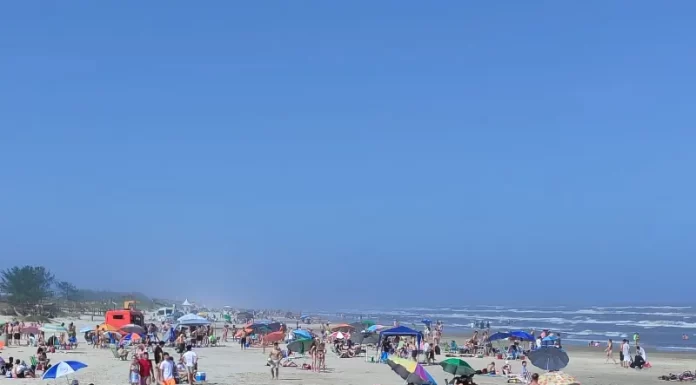 Sol quente lota as praias de Balneário Gaivota no final de semana