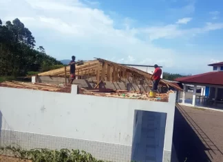 Jacinto Machado: Recuperação do telhado da escola está quase finalizado