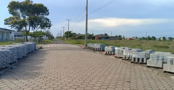 Balneário Gaivota: Administração entrega ordem de serviço para calçamento