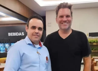 Renomado Chef de Cozinha Carlos Bertolazzi Desfruta de Momento Agradável no Restaurante do Japonês e Elogia a Experiência Gastronômica