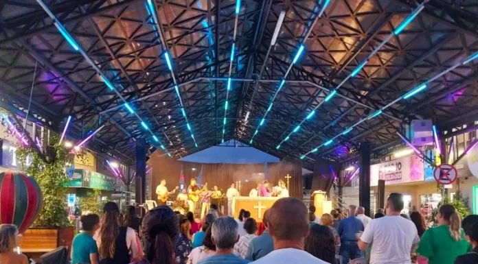 Noites diversificadas na programação de natal da Rua Coberta de Sombrio
