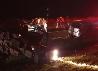 Acidente envolvendo dois carros e um trator deixa duas pessoas feridas na comunidade de Sanga da Toca em Araranguá