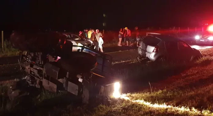 Acidente envolvendo dois carros e um trator deixa duas pessoas feridas na comunidade de Sanga da Toca em Araranguá