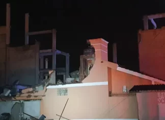 Parede de prédio em construção desaba e destrói casa em Passo de Torres