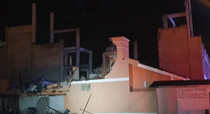 Parede de prédio em construção desaba e destrói casa em Passo de Torres