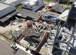 Proprietário do prédio presta auxílio a família que teve a casa atingida em Passo de Torres