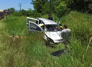 Acidente na SC-108 em Ermo deixa jovem ferida e danifica rede elétrica
