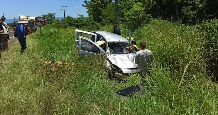 Acidente na SC-108 em Ermo deixa jovem ferida e danifica rede elétrica