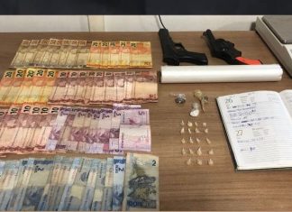 PM Apreende drogas, dinheiro e simulacro em Sombrio e conduz dois envolvidos para DP