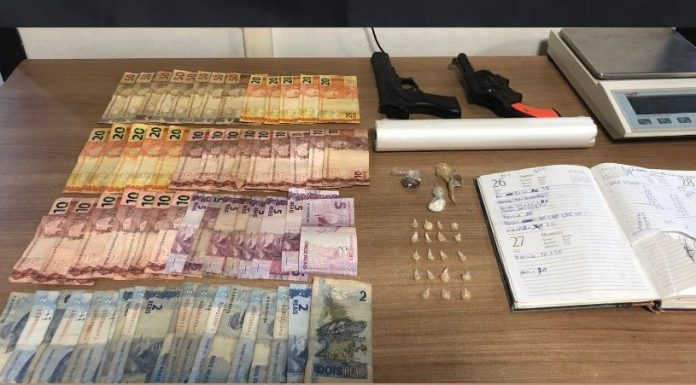 PM Apreende drogas, dinheiro e simulacro em Sombrio e conduz dois envolvidos para DP