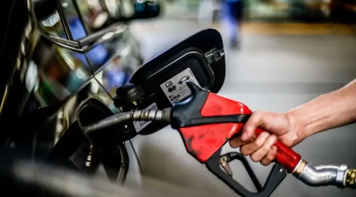 QUE FEIO!! Condutor de camionete abastece R$250 Reais e sai sem pagar em Sombrio