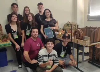 Cultura e Turismo de Jacinto Machado inspiram trabalhos escolaresAlunos do Ensino Médio de Santa Rosa do Sul construíram maquetes do Museu Elisabete Luiz e Cachoeira do Zelindo