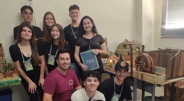 Cultura e Turismo de Jacinto Machado inspiram trabalhos escolaresAlunos do Ensino Médio de Santa Rosa do Sul construíram maquetes do Museu Elisabete Luiz e Cachoeira do Zelindo