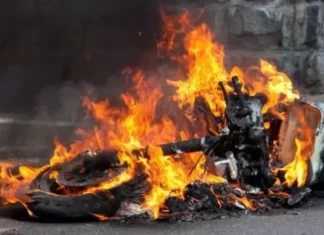 Moto é incendiada em Praia Grande