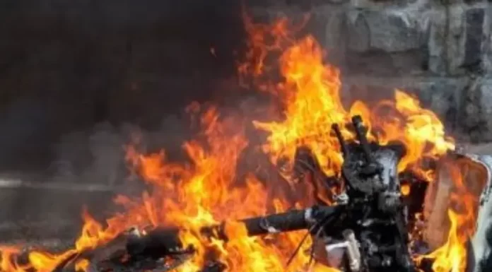 Moto é incendiada em Praia Grande