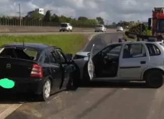 Colisão frontal é registrada na marginal da BR 101 em Sombrio