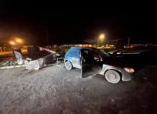 Dupla foge da PM, tomba carretinha com betoneira e cimento e acaba detida