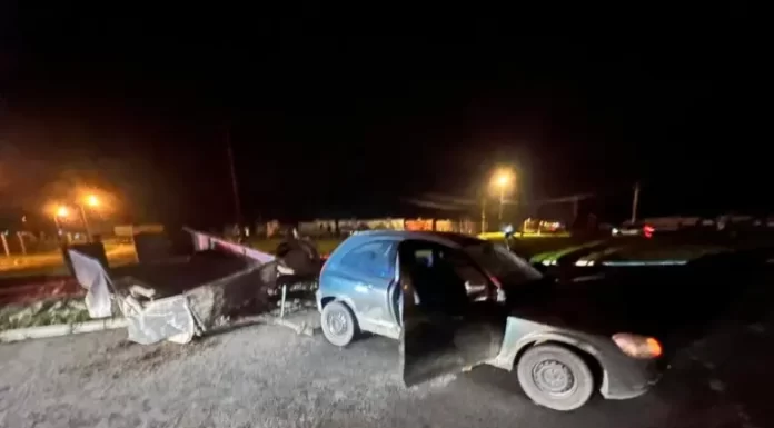 Dupla foge da PM, tomba carretinha com betoneira e cimento e acaba detida