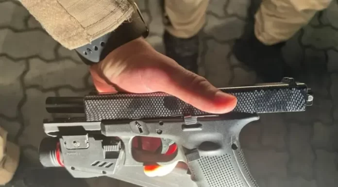 PM apreende pistola 9mm com seletor de rajadas dispensada no Balneário Morro dos Conventos