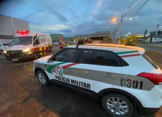 Homem em surto assusta pessoas em frente ao hospital de Sombrio