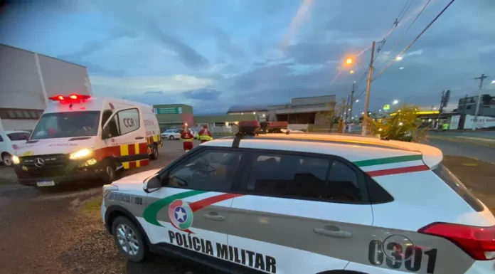 Homem em surto assusta pessoas em frente ao hospital de Sombrio