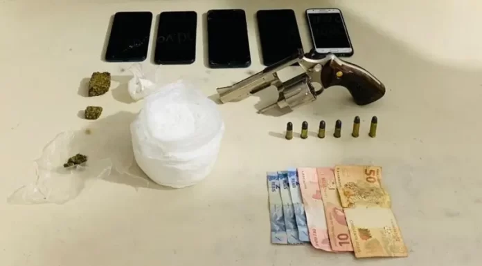 Operação policial resulta na prisão por tráfico de drogas e posse ilegal de arma em Araranguá