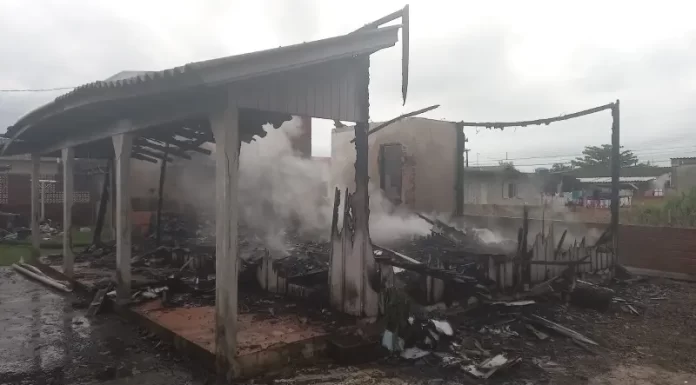 Incêndio em residência mobiliza Corpo de Bombeiros de Sombrio em Balneário Gaivota