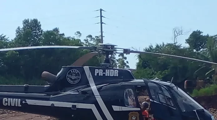 Helicóptero da Polícia Civil em treinamento de busca e resgate chama atenção em Praia Grande