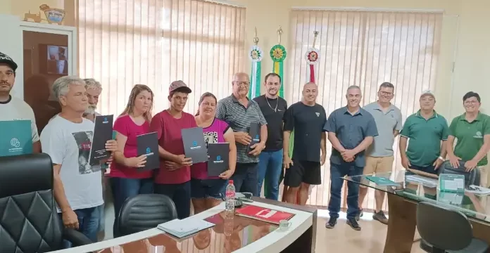 Ermo: Moradores do bairro Garapuvu recebem suas Escrituras e agora são proprietários dos imóveis