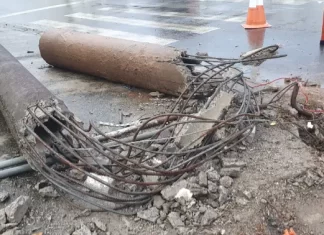 Carreta destrói postes em Sombrio, causando transtornos e prejuízos