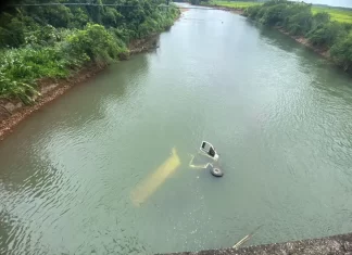 Livramento: Caçamba cai em rio em Praia Grande e motorista sobrevive