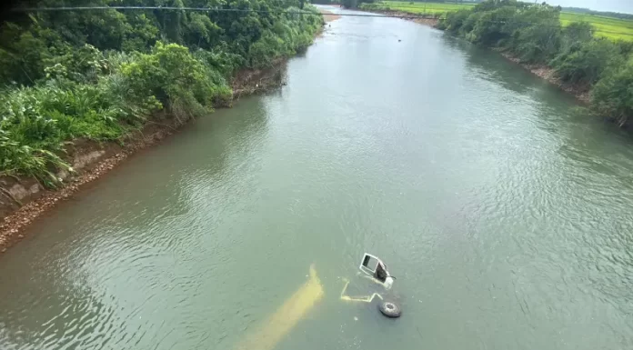 Livramento: Caçamba cai em rio em Praia Grande e motorista sobrevive