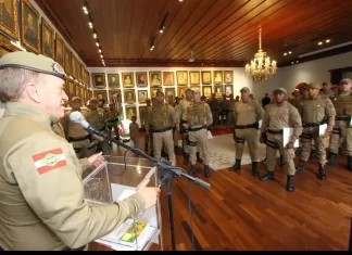 Policiais do 19º BPM recebem elogio do comandante-geral da PMSC