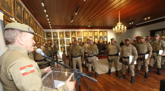 Policiais do 19º BPM recebem elogio do comandante-geral da PMSC