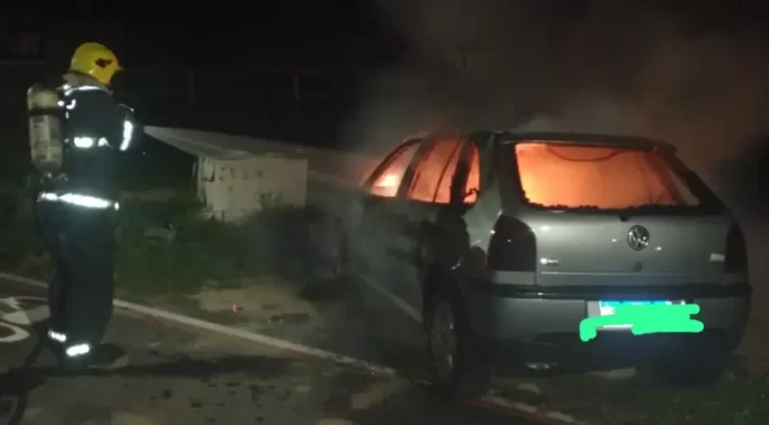 Incêndio em veículo gera prejuízo no Morro dos Conventos