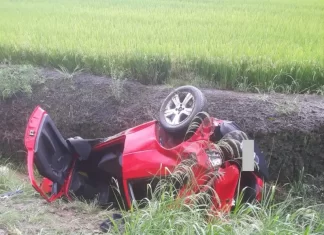 Carro capota em Meleiro