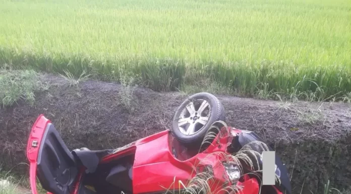 Carro capota em Meleiro
