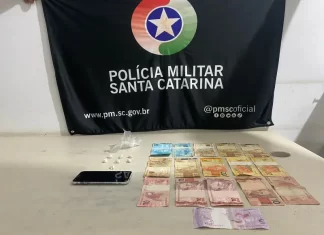 PM de Passo de Torres prende traficante e apreende drogas no bairro Estaleiro